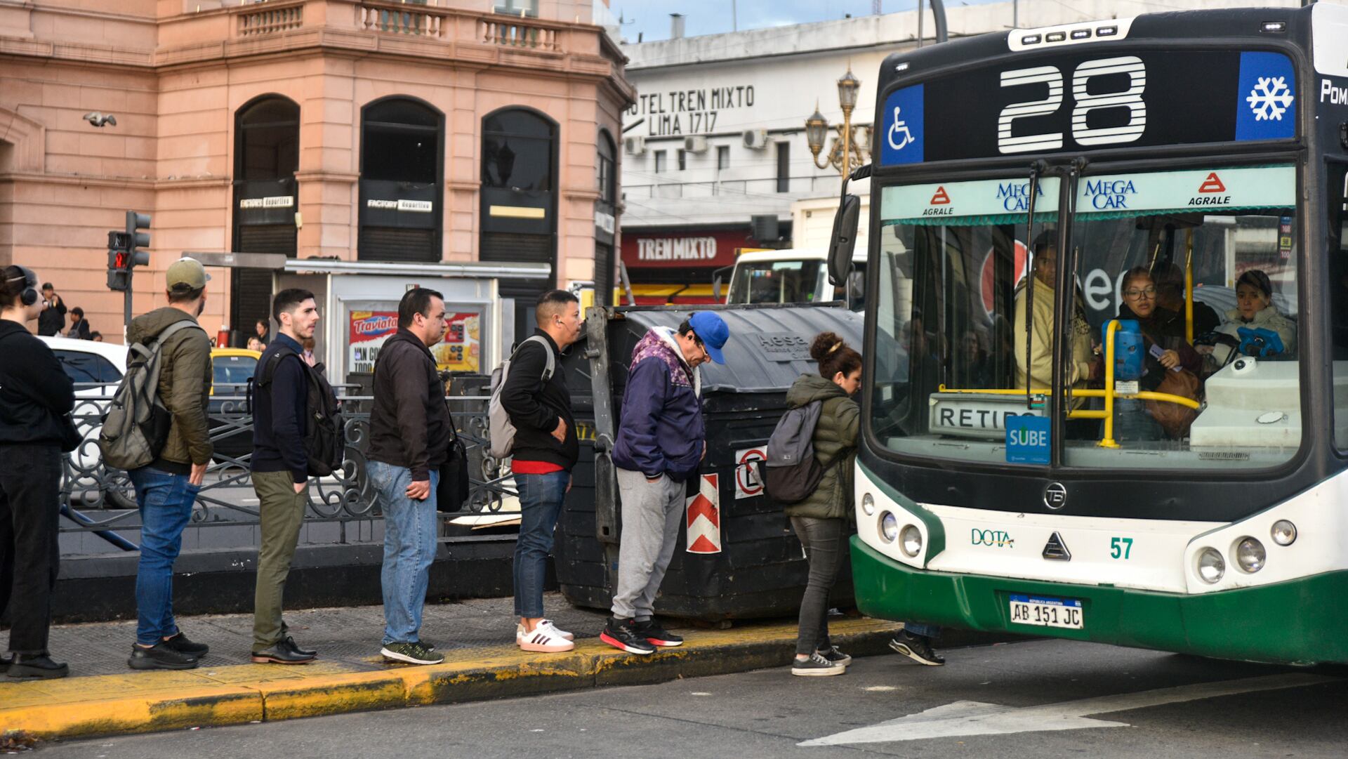 Las empresas argumentaron una caída significativa de ingresos, a pesar de que el boleto de colectivo fue el servicio público que más aumentó en el AMBA desde que inició la gestión de Javier Milei (Adrián Escandar)