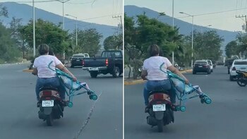 Captaron a motociclista sosteniendo a una niña en carriola con un brazo