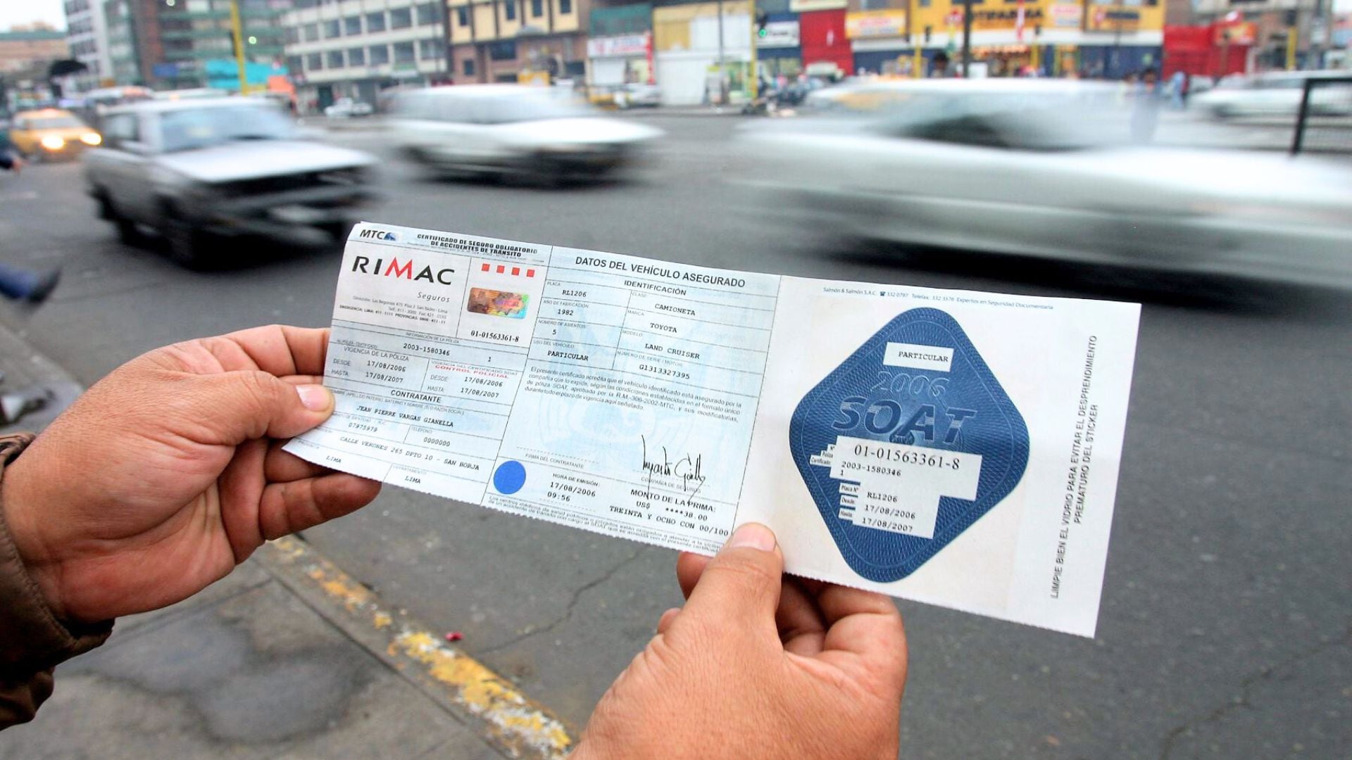Todo vehículo automotor eléctrico que circule por la vía pública debe tener tarjeta de identificación vehicular y seguro obligatorio, sin excepciones.
