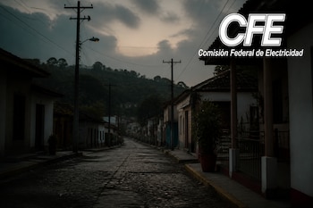 Calle empedrada con casas, postes de luz y cielo nublado, junto con el logotipo de la Comisión Federal de Electricidad en la esquina superior.