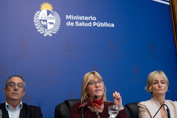 El ministro de Educación y Cultura, José Carlos Mahía, la ministra de Salud Pública, Cristina Lustemberg, y la viceministra de Interior, Gabriela Valverde (Martin Cerchiari - Presidencia)