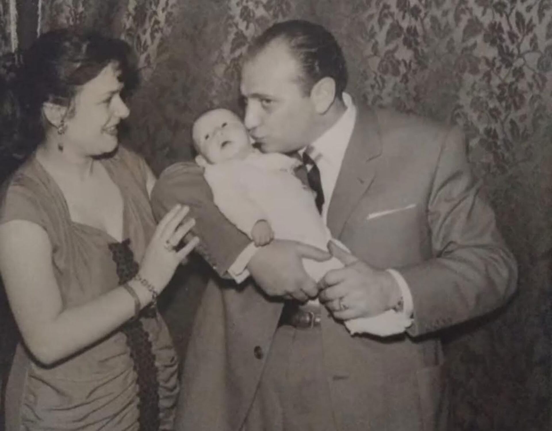 Julia Zenko en compañía de sus padres, Paulina “Pesale” y Roberto “Srulque” Tzrenko