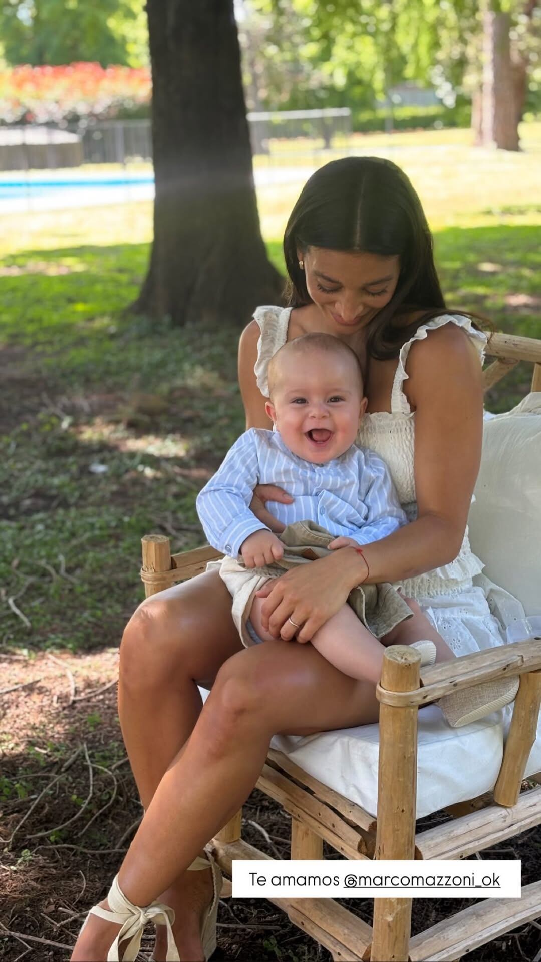 Las fotos del bautismo de Marco reflejan momentos de ternura entre madre e hijo, rodeados de un entorno natural y familiar (Instagram)