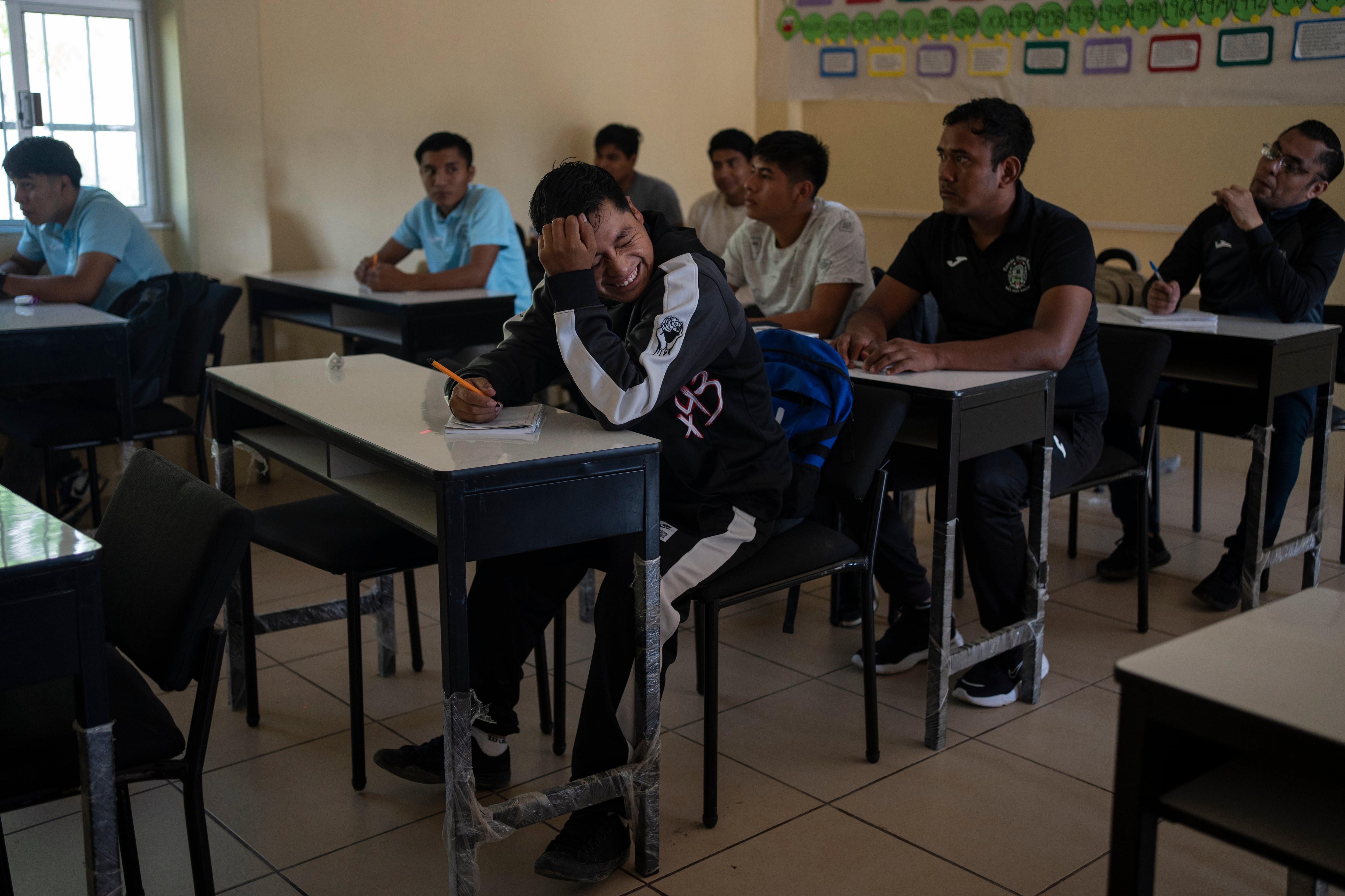 Erick de la Cruz bromea el primer día de clases en la escuela Normal Rural Raúl Isidro Burgos, en Ayotzinapa, en el estado de Guerrero, México, el lunes 26 de agosto de 2024. (AP Foto/Félix Márquez)