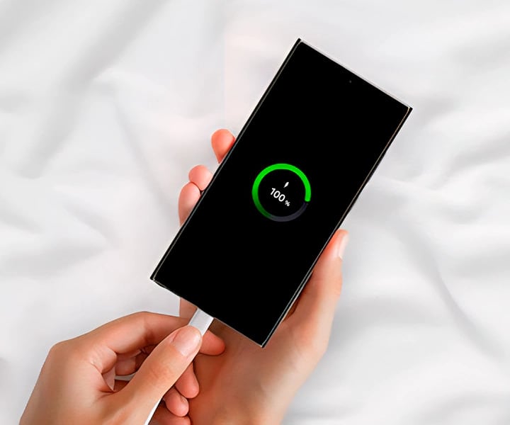 Funciones de inteligencia artificial como la transcripción y la traducción simultánea buscan ofrecer motivos concretos para renovar un dispositivo - crédito Samsung