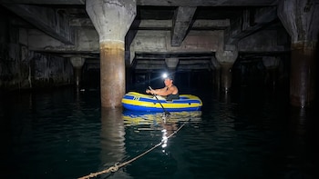 Exploradores urbanos “navegan” en canales subterráneos del Bosque de Chapultepec