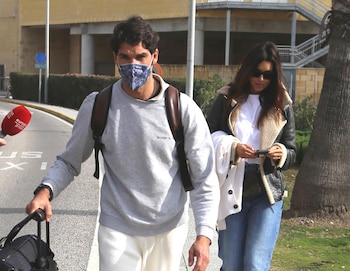 26/01/2024 Cayetano Rivera y María Cerqueira a su llegada al aeropuerto de Sevilla coincidiendo con su primer aniversario de relación.
A finales de febrero de 2023, apenas 4 meses después de que se confirmase la separación de Cayetano Rivera y Eva González, salía a la luz que el torero estaba ilusionado con la presentadora portuguesa María Cerqueira Gomes. Un romance sorpresa que, a pesar de la distancia -ya que ella reside en Lisboa y él en Sevilla- y de sus apretadas agendas profesionales, no ha dejado de consolidarse en el último año.
EUROPA ESPAÑA SOCIEDAD