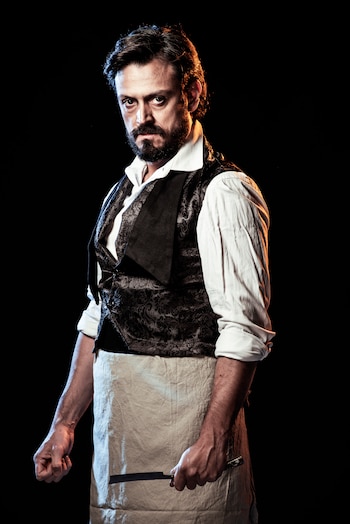 Emmanuel Degracia como Sweeney Todd, el cruel barbero de Fleet Street