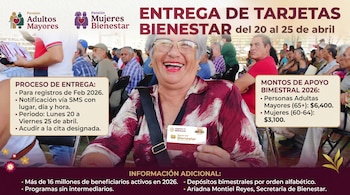 Una mujer sonriente de edad avanzada con gafas sostiene una tarjeta del Banco del Bienestar, mientras otras personas mayores esperan en el fondo.