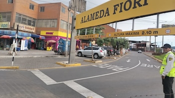 Limitan acceso a vehículos de