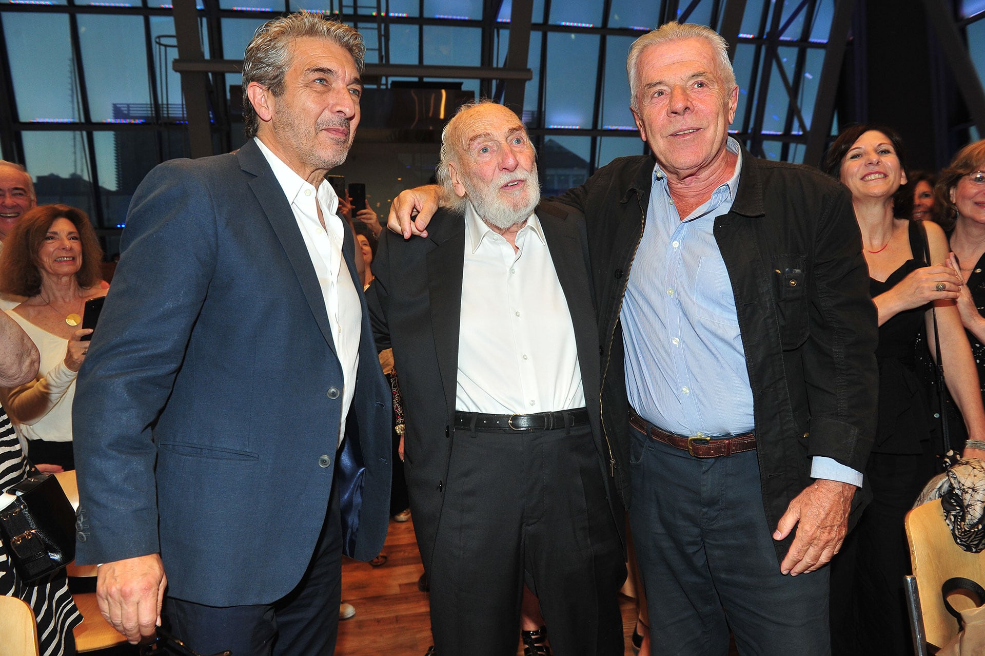 Junto a Ricardo Darín y Víctor Laplace durante el acto en el que fue distinguido como Personalidad Emérita de la Cultura (RS Fotos)