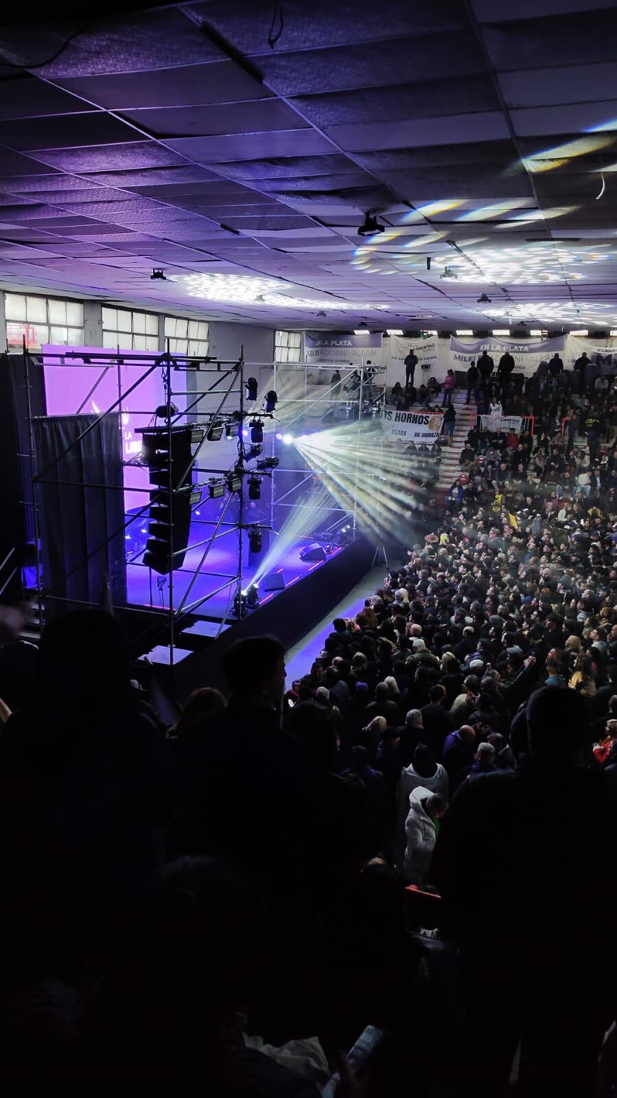 Así está el escenario del Club Atenas de La Plata, a la espera del presidente Milei y los candidatos