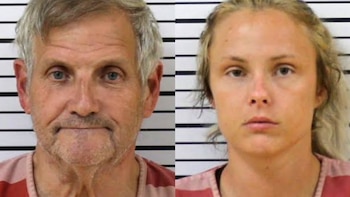 Los padres de una niña autista de cinco años hallada muerta en Carolina del Sur fueron arrestados y enfrentan cargos por abandono infantil