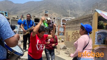 Familiares bailan frente a su