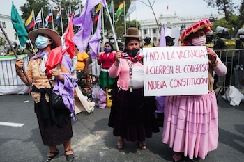 Un manifestante a favor del presidente Pedro Castillo sostiene un cartel que dice: "No al juicio político. Cierre el Congreso. Nueva constitución", cerca del edificio del Congreso, en Lima, Perú, el 7 de diciembre de 2021. REUTERS / Sebastián Castañeda