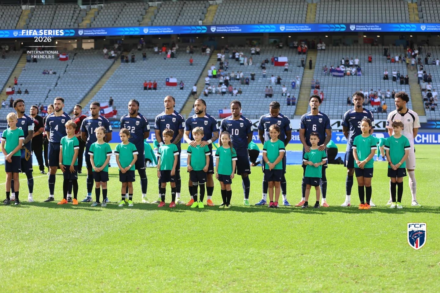 La selección nacional de Cabo Verde posa con niños en el campo antes de su partido amistoso contra Chile, bajo el marco de la FIFA Series 2026.