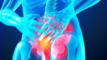 Ilustración digital en azul de un cuerpo humano transparente con las manos sobre la pelvis iluminada de color rojo y anaranjado