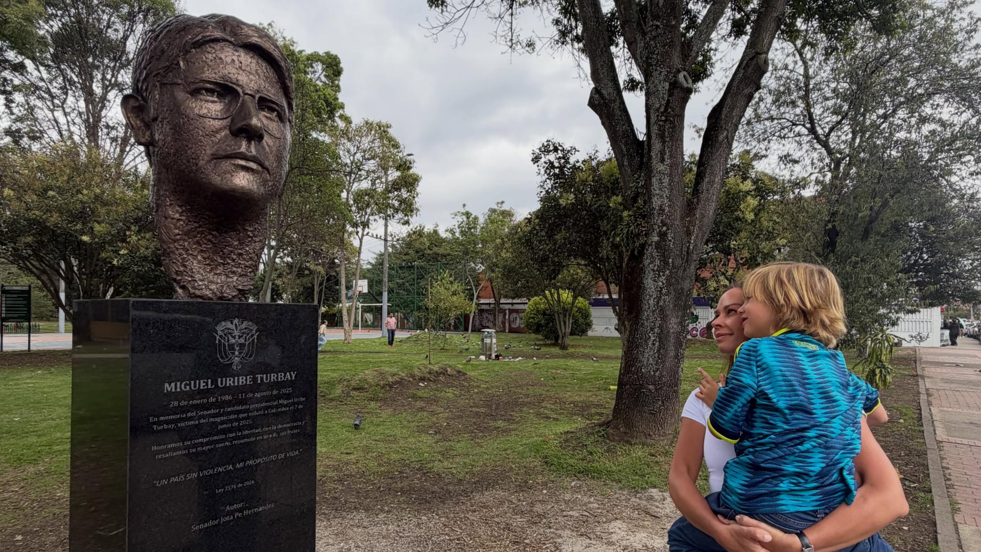 María Claudia Tarazona visitó el monumento de Miguel Uribe Turbay en Modelia junto a su hijo - crédito @maclaudiat/Instagram
