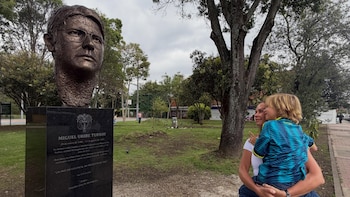 María Claudia Tarazona llevó a su hijo Alejandro al monumento de Miguel Uribe Turbay, donde fue asesinado: “Nunca olvides cuánto te amó tu papá”