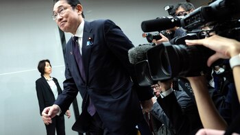 Las claves del escándalo de cobros en negro que deja en la cuerda floja al Gobierno de Kishida