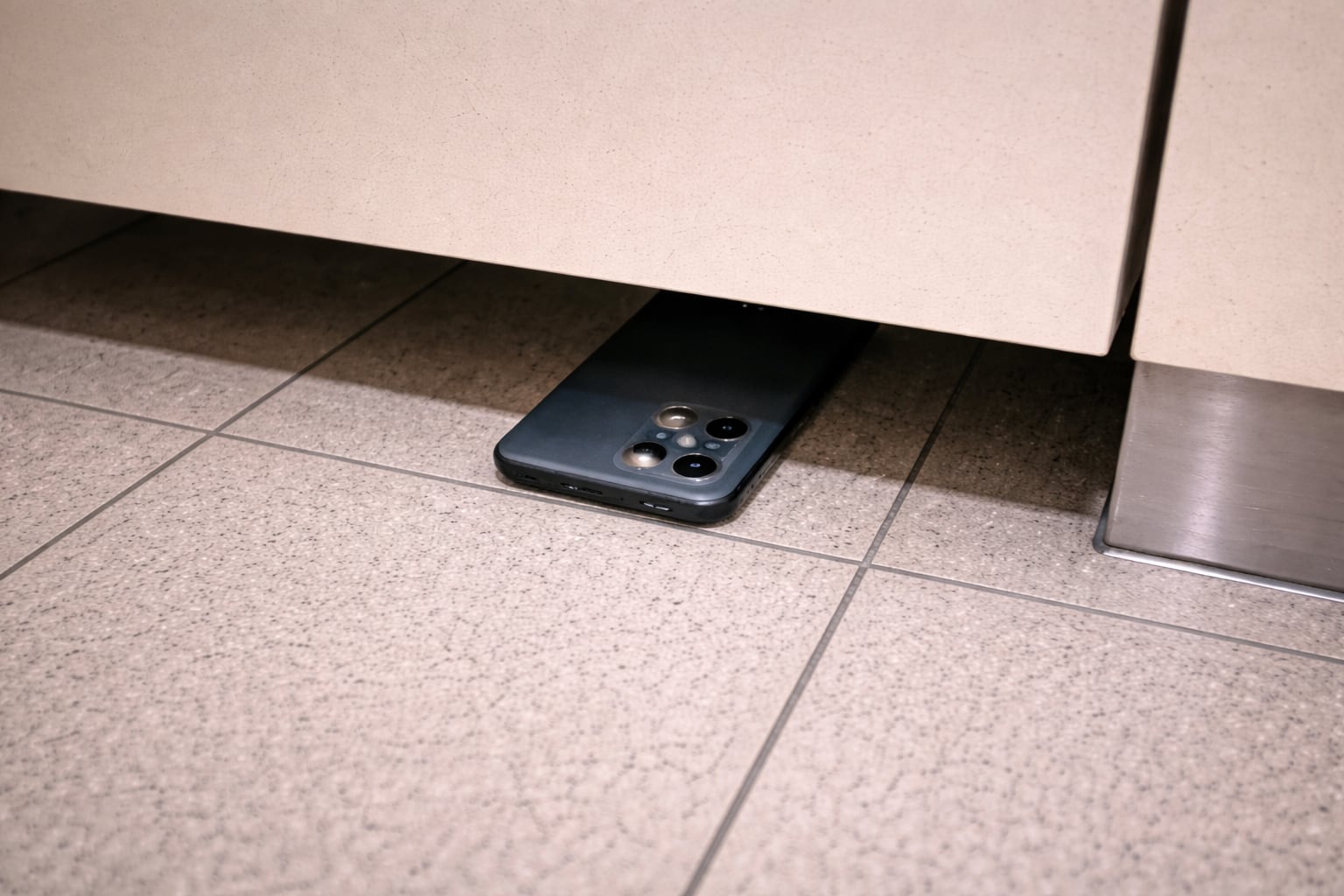 Un hombre con antecedentes de exhibicionismo graba a una mujer por debajo de la puerta de los baños de un cine: la víctima se da cuenta y lo detienen