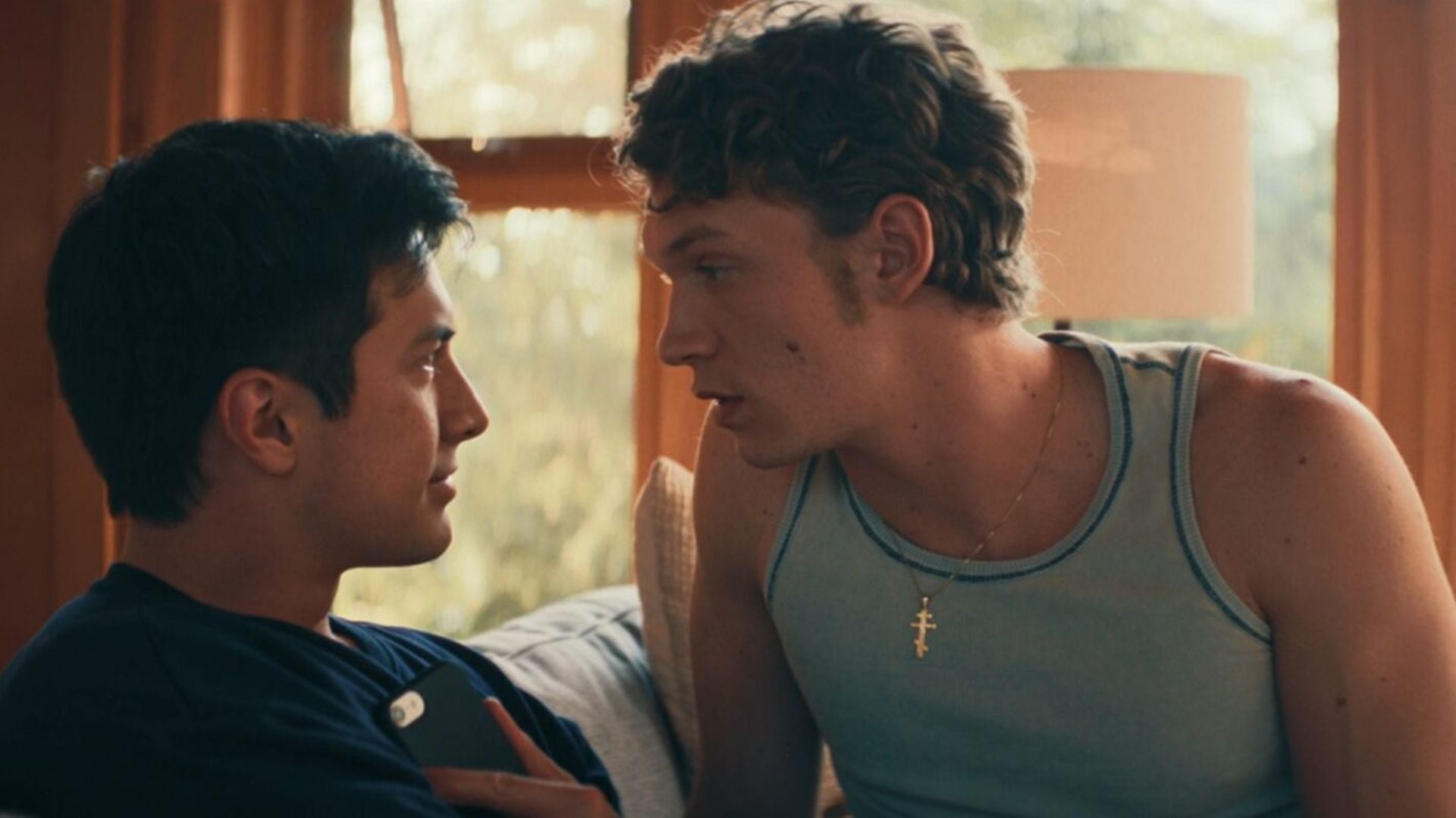 “Heated Rivalry” es un éxito en Rusia, donde el contenido LGBTQ+ está fuertemente censurado (HBO Max)