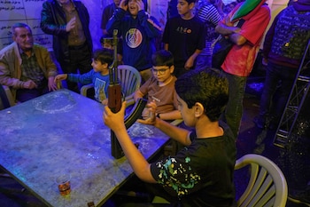 Un niño maneja un fusil de asalto tipo Kalashnikov durante una clase de entrenamiento con armas impartida por miembros de la fuerza de voluntarios Basij de la Guardia Revolucionaria en Teherán, Irán, el martes 19 de mayo de 2026 (AP/Vahid Salemi)