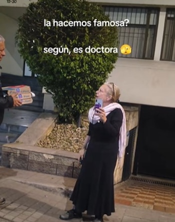 La agresora propinó varias patadas