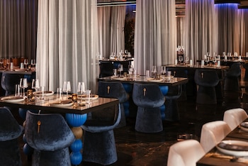 Mesas en el interior del restaurante Hell's Kitchen, en The Unexpected Ibiza Hotel (Instagram / @hellskitchen)