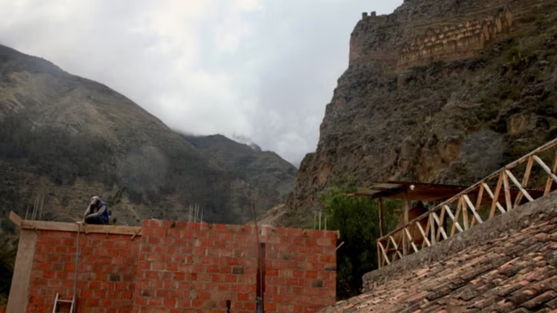 Construcción en el pueblo de Ollantaytambo (Perú), puerta de entrada a Machu Picchu, en el Valle Sagrado de los Incas, el 7 de septiembre de 2026. Le Monde