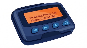 Ilustración de un buscapersonas azul oscuro con botones azules. Su pantalla naranja brillante muestra en inglés "Incoming Phone Call Please Call Ext 001".