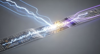 Una tira de circuito electrónico flexible con componentes, ondas luminosas azules y moradas, y un punto central que emite un resplandor amarillo sobre fondo gris