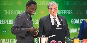 Bill Gates aprendiendo a cocinar