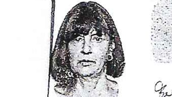 Un dibujo en blanco y negro de una mujer con flequillo, cabello a la altura de los hombros y un pendiente de aro