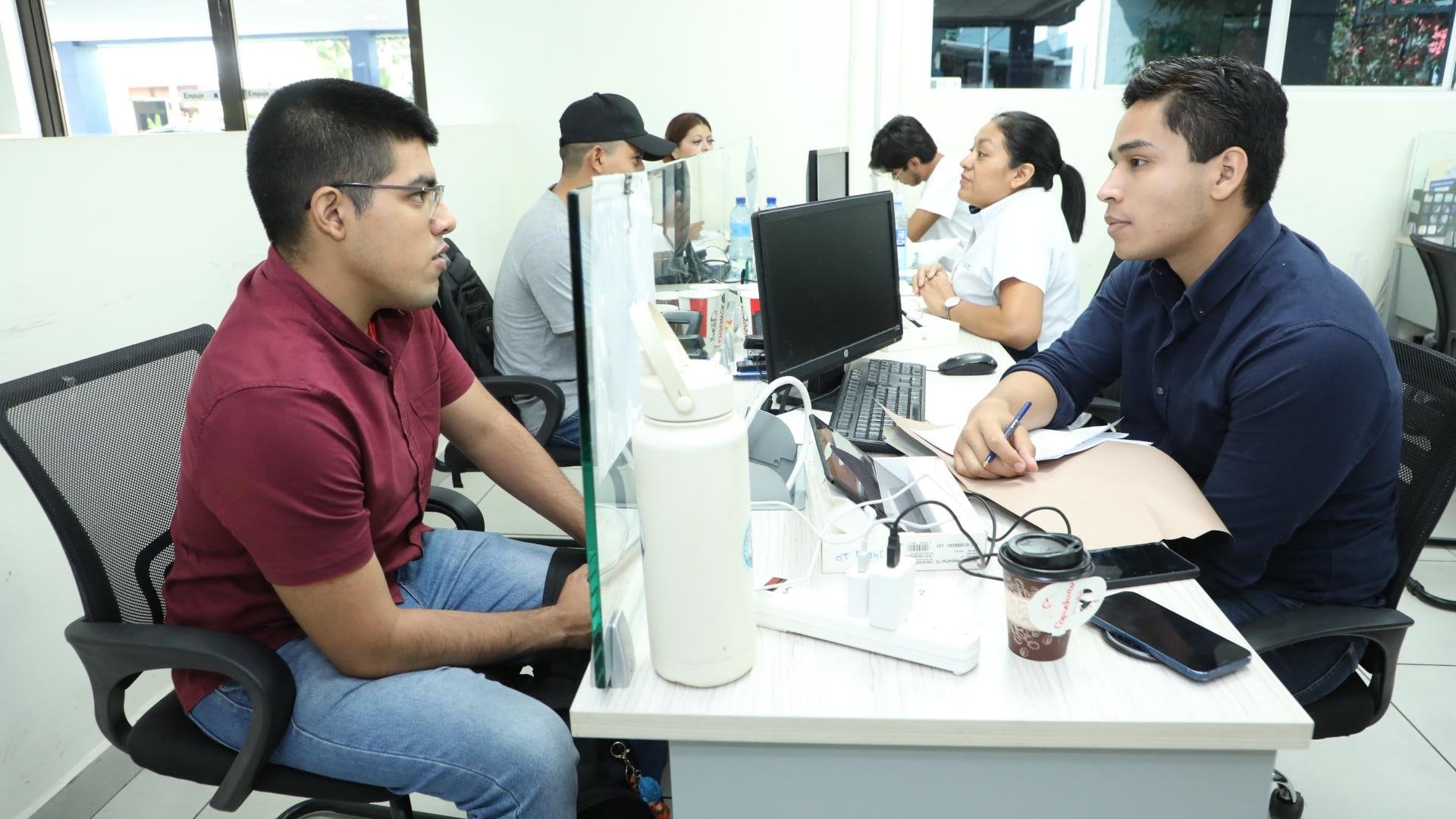 La inserción laboral juvenil en El Salvador se da en condiciones desiguales, con trabajo precoz, desempleo por falta de experiencia y alta presencia de empleos parciales./ (Cortesía @PersGlobalsv).