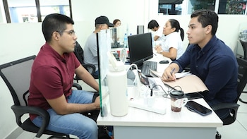 Jóvenes participan en una jornada de intermediación laboral del Ministerio de Trabajo, orientada a facilitar el acceso al empleo formal en El Salvador (Cortesía @PersGlobalsv).