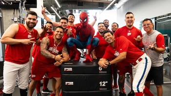 Spider-Man sorprende a los Diablos Rojos y los visita en el Estadio Harp Helú