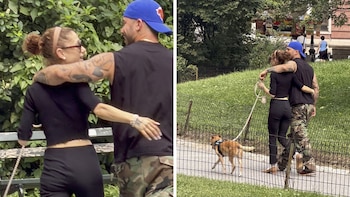 Ariana Grande y Ricky Alvarez caminan abrazados por un sendero de césped mientras llevan a un perro con correa