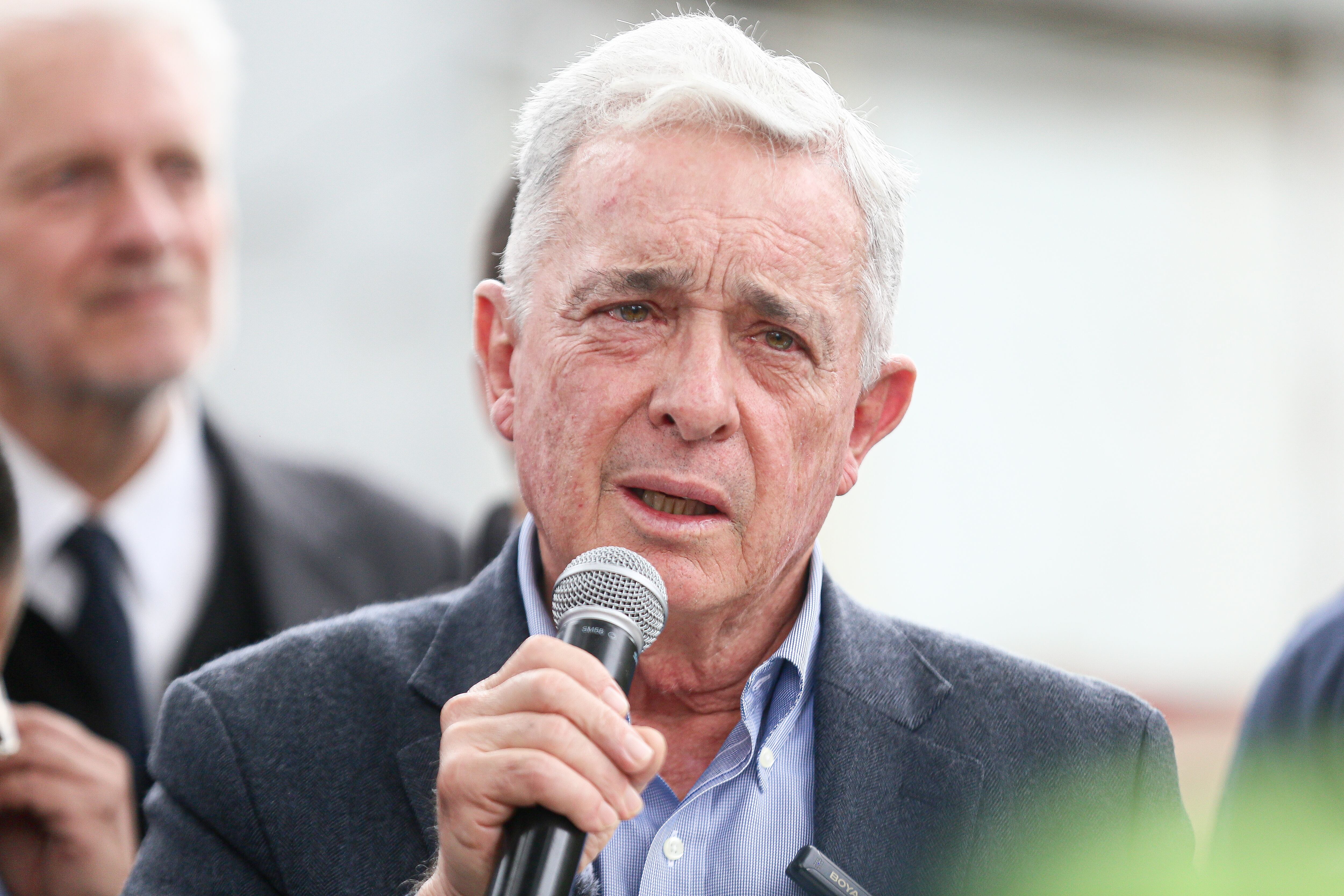 Álvaro Uribe cuestionó la venta de predio en Envigado y advirtió daños ambientales: “Grave que se afecte el uso público”