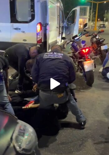 Un hombre aparentemente usando el