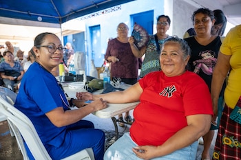 La jornada de la Feria Integra en el Centro Escolar República de Honduras ofreció consultas médicas, asistencia legal, apoyo psicológico y actividades recreativas. (Cortesía: Dirección de Integración)