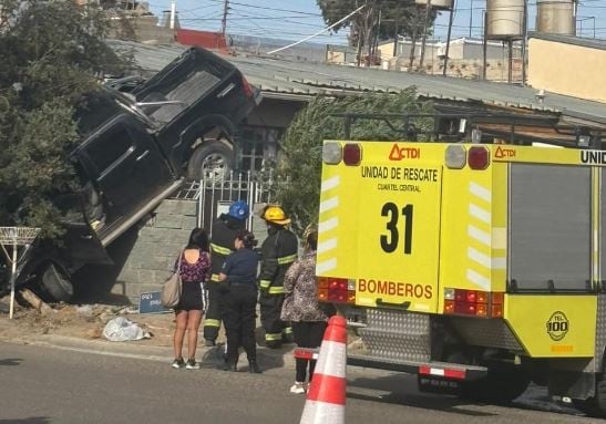 La intervención de los servicios de emergencia permitió el traslado hospitalario del hombre y la mujer accidentados, ambos conscientes tras el impacto