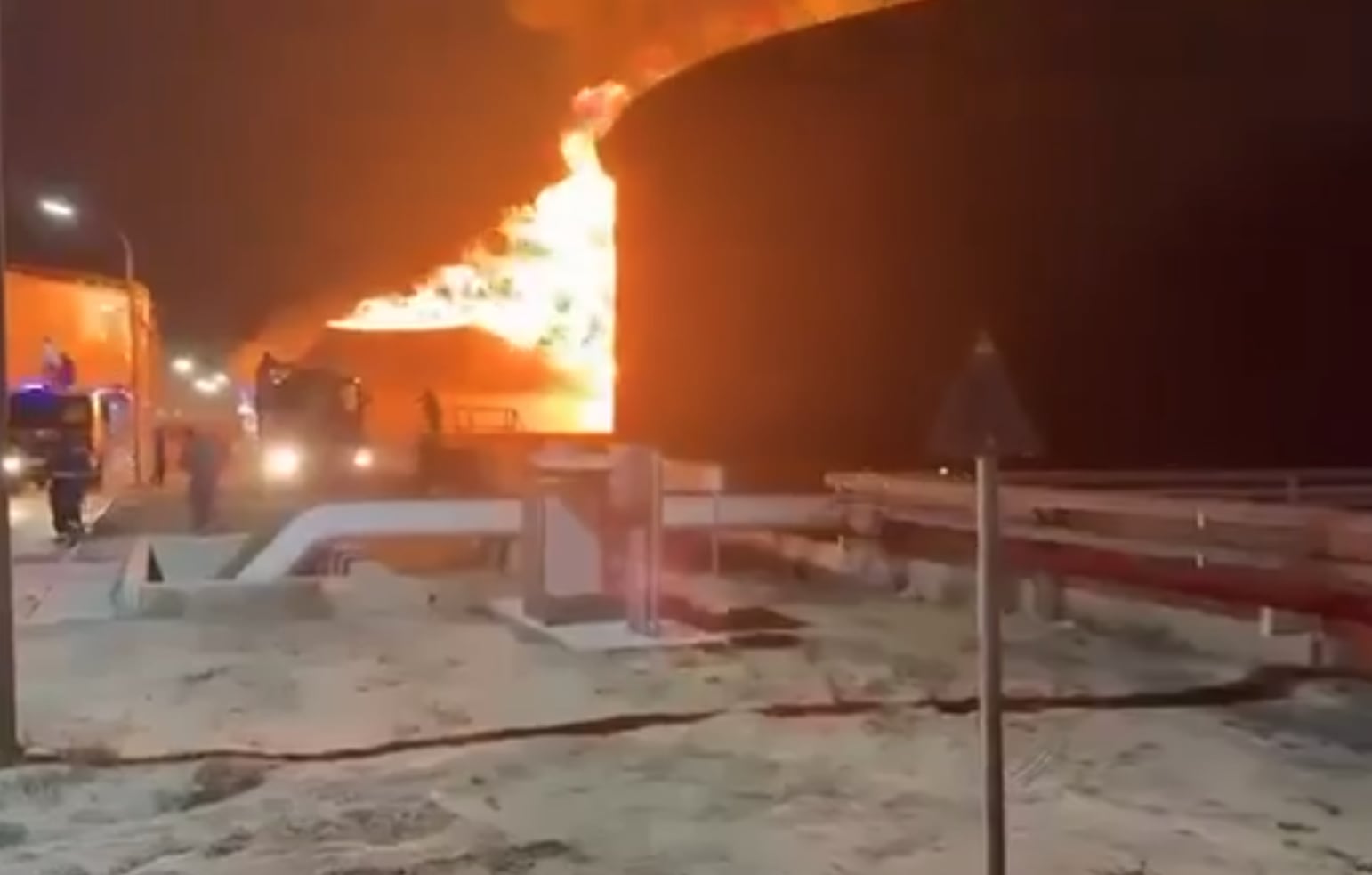 Un ataque contra la principal refinería de Libia destruyó un tanque con 4,5 millones de litros de gasolina