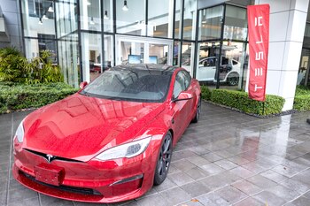 Un automóvil Tesla model ,