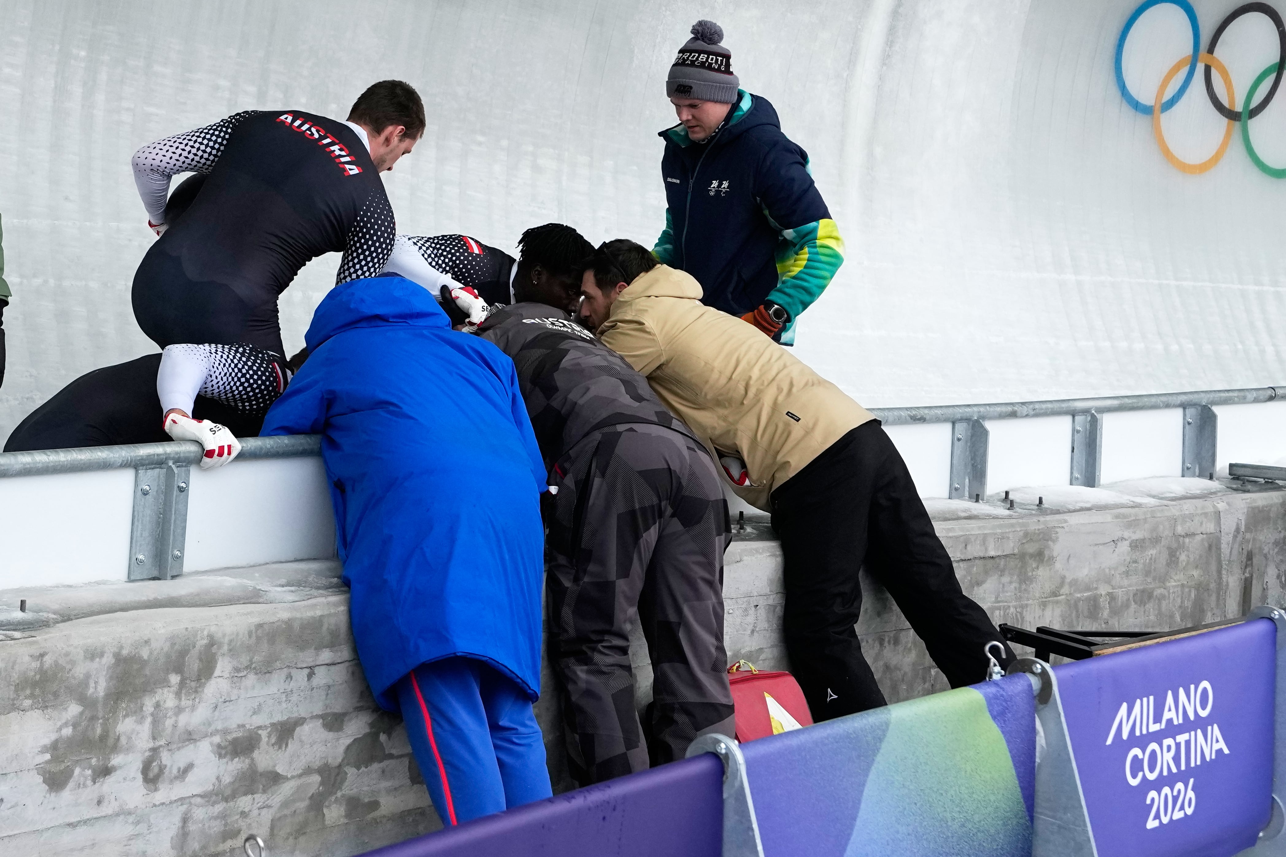 Jakob Mandlbauer fue hospitalizado tras el accidente (Foto: AP/Aijaz Rahi)