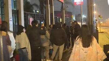 Largas colas por inauguración de tienda de maquillaje en Bellavista: jóvenes se amanecen, pero se quedan sin cupos| Panamericana