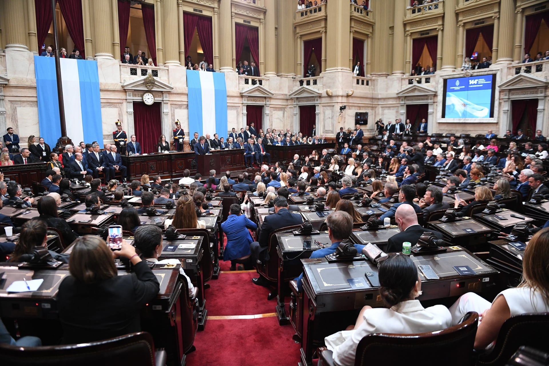 Legisladores durante la apertura de sesiones realizada esta noche, en el recinto de Diputados