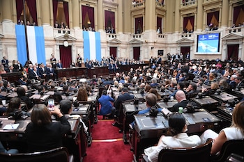 Legisladores durante la apertura de
