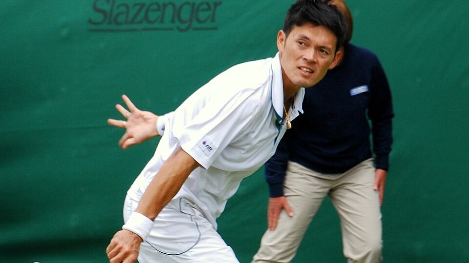 El extenista tailandés, que llegó al puesto 77 de la ATP, trabaja como agente de policía en Bangkok y dirige tres academias (Wikipedia)