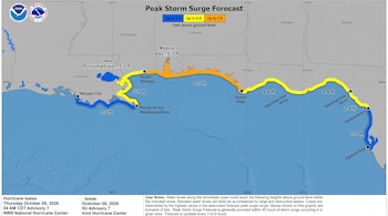 Mapa de la costa sur de Estados Unidos con trazados en azul, amarillo y naranja que marcan distintos niveles de marejada ciclónica en pies.